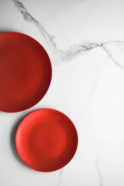 boş kırmızı plaka mermer üzerinde - tarifi ve restoran mockup flatlay tarz kavramı