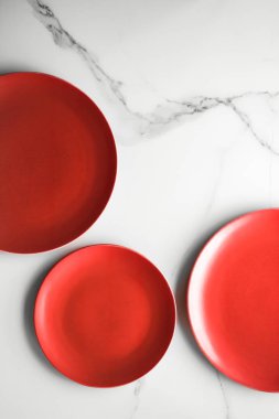 boş kırmızı plaka mermer üzerinde - tarifi ve restoran mockup flatlay tarz kavramı