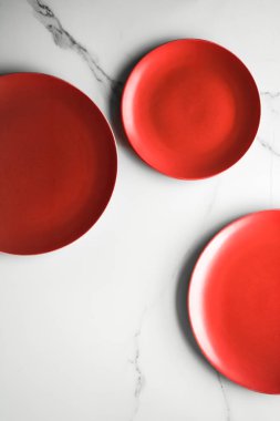 boş kırmızı plaka mermer üzerinde - tarifi ve restoran mockup flatlay tarz kavramı