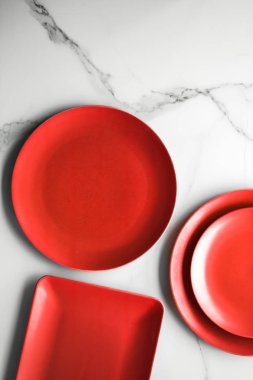boş kırmızı plaka mermer üzerinde - tarifi ve restoran mockup flatlay tarz kavramı