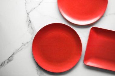 boş kırmızı plaka mermer üzerinde - tarifi ve restoran mockup flatlay tarz kavramı