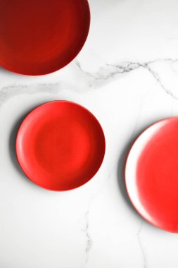 boş kırmızı plaka mermer üzerinde - tarifi ve restoran mockup flatlay tarz kavramı