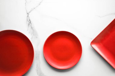 boş kırmızı plaka mermer üzerinde - tarifi ve restoran mockup flatlay tarz kavramı
