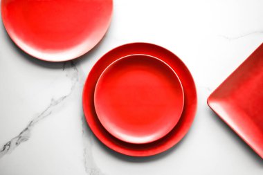 boş kırmızı plaka mermer üzerinde - tarifi ve restoran mockup flatlay tarz kavramı