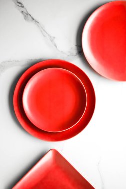 boş kırmızı plaka mermer üzerinde - tarifi ve restoran mockup flatlay tarz kavramı