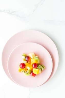 sulu meyve salatası mermer, flatlay - diyet ve sağlıklı yaşam tarzı günü kahvaltıda kavramı tarz