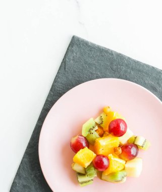 sulu meyve salatası mermer, flatlay - diyet ve sağlıklı yaşam tarzı günü kahvaltıda kavramı tarz