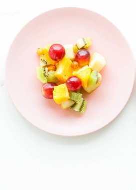 sulu meyve salatası mermer, flatlay - diyet ve sağlıklı yaşam tarzı günü kahvaltıda kavramı tarz