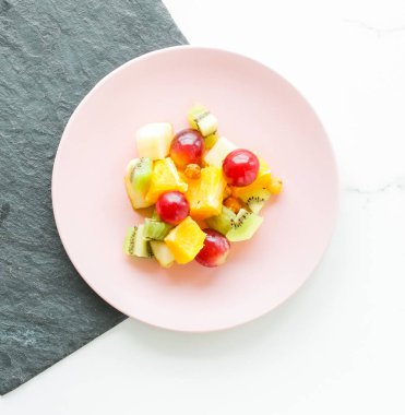 sulu meyve salatası mermer, flatlay - diyet ve sağlıklı yaşam tarzı günü kahvaltıda kavramı tarz
