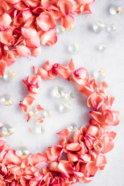 Pétales Rose Corail Sur Marbre Couleur Année Milieux Floraux Vacances — Photo