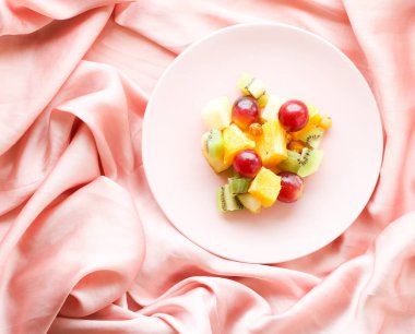 ipek sulu meyve salatası, flatlay - sağlıklı yaşam tarzı ve kahvaltı yatakta tarzı kavramı