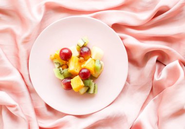 ipek sulu meyve salatası, flatlay - sağlıklı yaşam tarzı ve kahvaltı yatakta tarzı kavramı