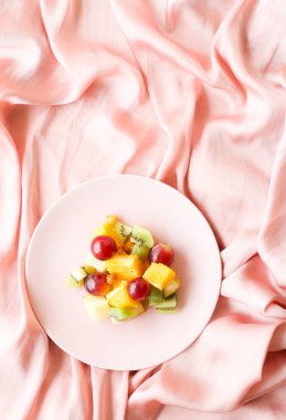 ipek sulu meyve salatası, flatlay - sağlıklı yaşam tarzı ve kahvaltı yatakta tarzı kavramı