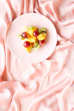 ipek sulu meyve salatası, flatlay - sağlıklı yaşam tarzı ve kahvaltı yatakta tarzı kavramı