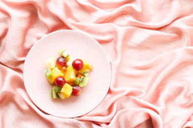 ipek sulu meyve salatası, flatlay - sağlıklı yaşam tarzı ve kahvaltı yatakta tarzı kavramı