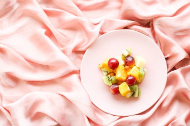 ipek sulu meyve salatası, flatlay - sağlıklı yaşam tarzı ve kahvaltı yatakta tarzı kavramı