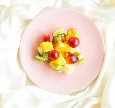 ipek sulu meyve salatası, flatlay - sağlıklı yaşam tarzı ve kahvaltı yatakta tarzı kavramı