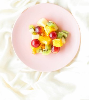 ipek sulu meyve salatası, flatlay - sağlıklı yaşam tarzı ve kahvaltı yatakta tarzı kavramı