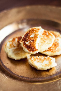 Laktoz ücretsiz, düşük karbonhidrat süzme peynir krep, yemek kitabı tarifleri - sağlıklı beslenme, rustik ve geleneksel gıda kavramı. En sevdiğim ev yapımı kahvaltı sunulmaktadır