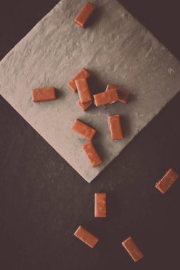 Bir taş masa üstü, flatlay - tatlılar, şekerlemeler ve glutensiz organik gıda kavramı üzerinde tatlı İsviçre çikolata şekerleme. Tek ihtiyacınız olan çikolata