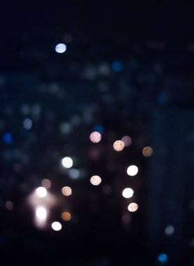 Bulanık Büyükşehir Bölgesi - gece hayatı, arka plan ve modern koyu tonları kavramı. Büyük şehir geceleri canlanır