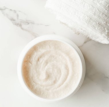 Bodur ve Peeling Kremi ürünlerde bir mermer, flatlay - cilt bakımı ve vücut bakımı, lüks bir spa ve temiz kozmetik kavramı. Sağlık ve güzellik cilt