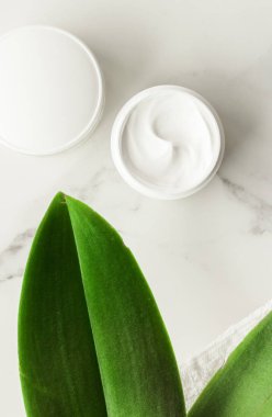 Anti-yaş krem ürünlerde mermer, flatlay - cilt bakımı ve vücut bakımı, lüks bir spa ve temiz kozmetik kavramı. Bir organik spa deneyimi güzelliği