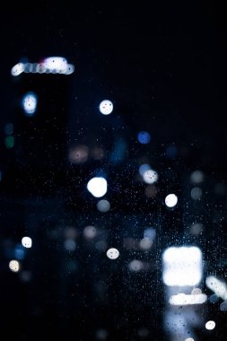 Bulanık Büyükşehir Bölgesi - gece hayatı, arka plan ve modern koyu tonları kavramı. Büyük şehir geceleri canlanır