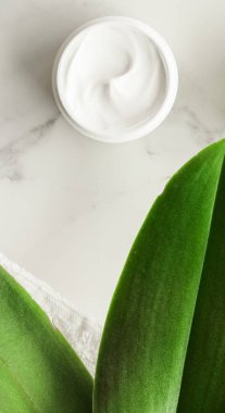 Anti-yaş krem ürünlerde mermer, flatlay - cilt bakımı ve vücut bakımı, lüks bir spa ve temiz kozmetik kavramı. Bir organik spa deneyimi güzelliği