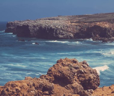 Güzel bir sahil şeridi Avrupa - seyahat, tatil ve yaz konsepti Atlas Okyanusu'nda görünümünü. Mükemmel tatil beldesi