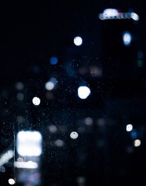 Bulanık Büyükşehir Bölgesi - gece hayatı, arka plan ve modern koyu tonları kavramı. Büyük şehir geceleri canlanır