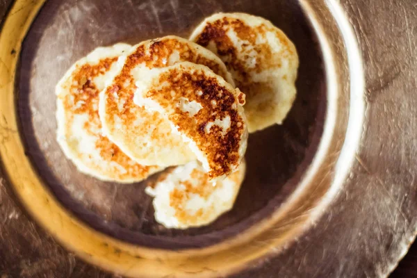 Laktoz ücretsiz, düşük karbonhidrat süzme peynir krep, yemek kitabı tarifleri - sağlıklı beslenme, rustik ve geleneksel gıda kavramı. En sevdiğim ev yapımı kahvaltı sunulmaktadır