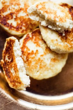 Laktoz ücretsiz, düşük karbonhidrat süzme peynir krep, yemek kitabı tarifleri - sağlıklı beslenme, rustik ve geleneksel gıda kavramı. En sevdiğim ev yapımı kahvaltı sunulmaktadır