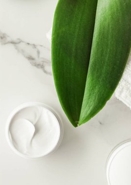 Anti-yaş krem ürünlerde mermer, flatlay - cilt bakımı ve vücut bakımı, lüks bir spa ve temiz kozmetik kavramı. Bir organik spa deneyimi güzelliği