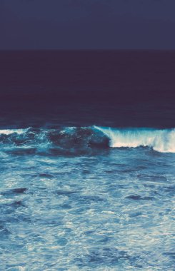 Güzel bir sahil şeridi Avrupa - seyahat, tatil ve yaz konsepti Atlas Okyanusu'nda görünümünü. Mükemmel tatil beldesi