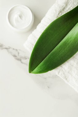 Anti-yaş krem ürünlerde mermer, flatlay - cilt bakımı ve vücut bakımı, lüks bir spa ve temiz kozmetik kavramı. Bir organik spa deneyimi güzelliği