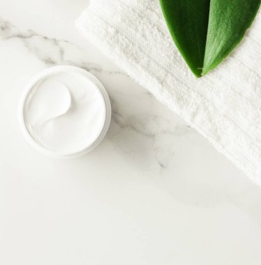 Anti-yaş krem ürünlerde mermer, flatlay - cilt bakımı ve vücut bakımı, lüks bir spa ve temiz kozmetik kavramı. Bir organik spa deneyimi güzelliği