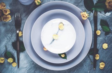 Akşam yemeği, flatlay - düğün, olay dekorasyon ve ilham kavramı için yaratıcı şık sofra. Klas tablo ayarı dekor fikir