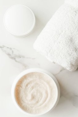 Bodur ve Peeling Kremi ürünlerde bir mermer, flatlay - cilt bakımı ve vücut bakımı, lüks bir spa ve temiz kozmetik kavramı. Sağlık ve güzellik cilt