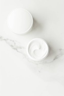 Tamamen doğal Emülsiyon Krem mermer, flatlay - cilt bakımı ve vücut bakımı, lüks bir spa ve temiz kozmetik kavramı üzerinde. Organik güzellik bakımı süre