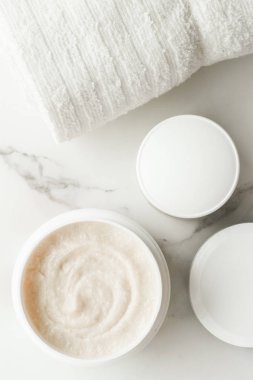 Bodur ve Peeling Kremi ürünlerde bir mermer, flatlay - cilt bakımı ve vücut bakımı, lüks bir spa ve temiz kozmetik kavramı. Sağlık ve güzellik cilt