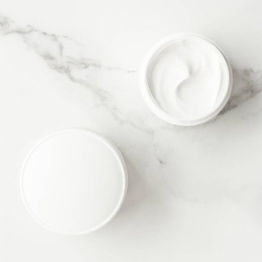 Tamamen doğal Emülsiyon Krem mermer, flatlay - cilt bakımı ve vücut bakımı, lüks bir spa ve temiz kozmetik kavramı üzerinde. Organik güzellik bakımı süre