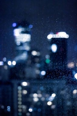 Bulanık Büyükşehir Bölgesi - gece hayatı, arka plan ve modern koyu tonları kavramı. Büyük şehir geceleri canlanır