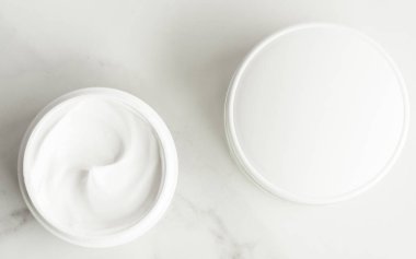 Tamamen doğal Emülsiyon Krem mermer, flatlay - cilt bakımı ve vücut bakımı, lüks bir spa ve temiz kozmetik kavramı üzerinde. Organik güzellik bakımı süre