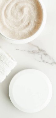 Bodur ve Peeling Kremi ürünlerde bir mermer, flatlay - cilt bakımı ve vücut bakımı, lüks bir spa ve temiz kozmetik kavramı. Sağlık ve güzellik cilt