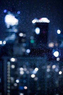 Bulanık Büyükşehir Bölgesi - gece hayatı, arka plan ve modern koyu tonları kavramı. Büyük şehir geceleri canlanır