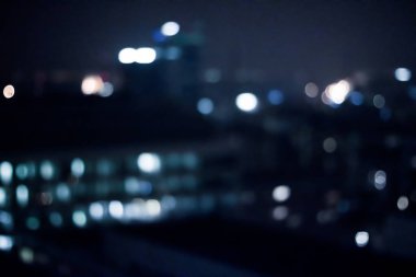 Bulanık Büyükşehir Bölgesi - gece hayatı, arka plan ve modern koyu tonları kavramı. Büyük şehir geceleri canlanır
