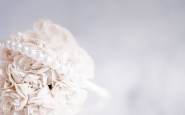 Gelin Buketi beyaz gül - düğün günü, çiçek güzellik, lüks olay dekorasyon konsepti. Hayatımızın en mutlu günü