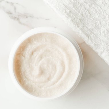 Bodur ve Peeling Kremi ürünlerde bir mermer, flatlay - cilt bakımı ve vücut bakımı, lüks bir spa ve temiz kozmetik kavramı. Sağlık ve güzellik cilt
