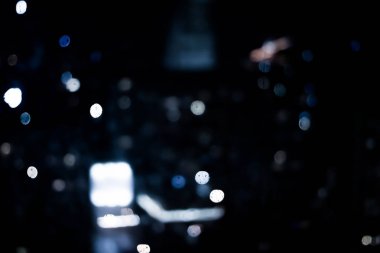 Bulanık Büyükşehir Bölgesi - gece hayatı, arka plan ve modern koyu tonları kavramı. Büyük şehir geceleri canlanır